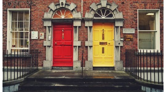 Two doors represent choosing an affiliate marketing platform